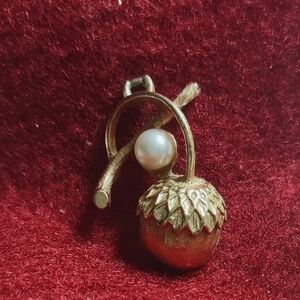 Vintage Sarah Coventry Acorn Pearl pendant